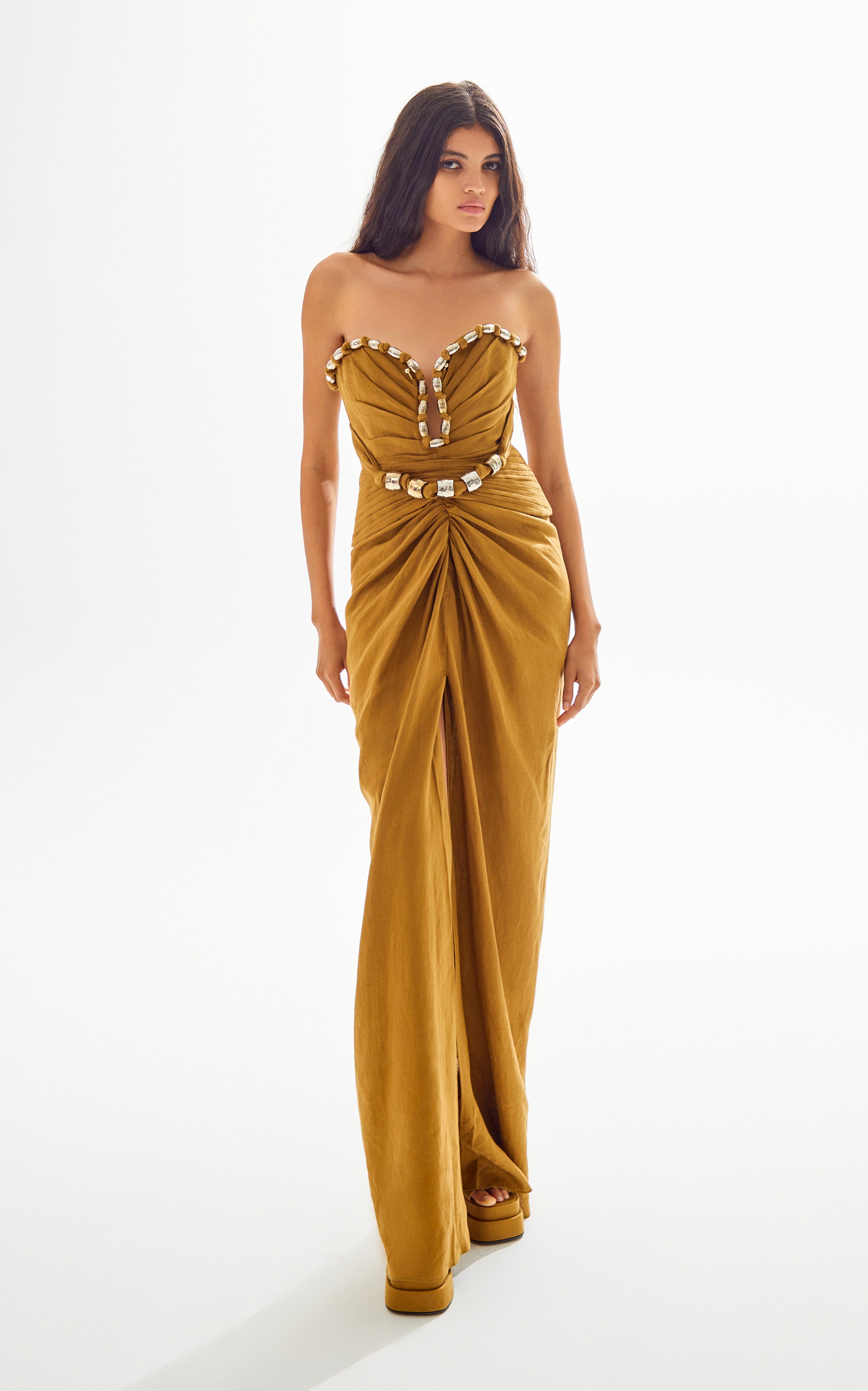 Heart Shaped Strapless Maxi Dress with High Slit and Gold Accessory De RAISA VANESSA INT Heart Shaped Strapless Maxi Dress with High Slit and Gold Accessory De RAISA VANESSA INT