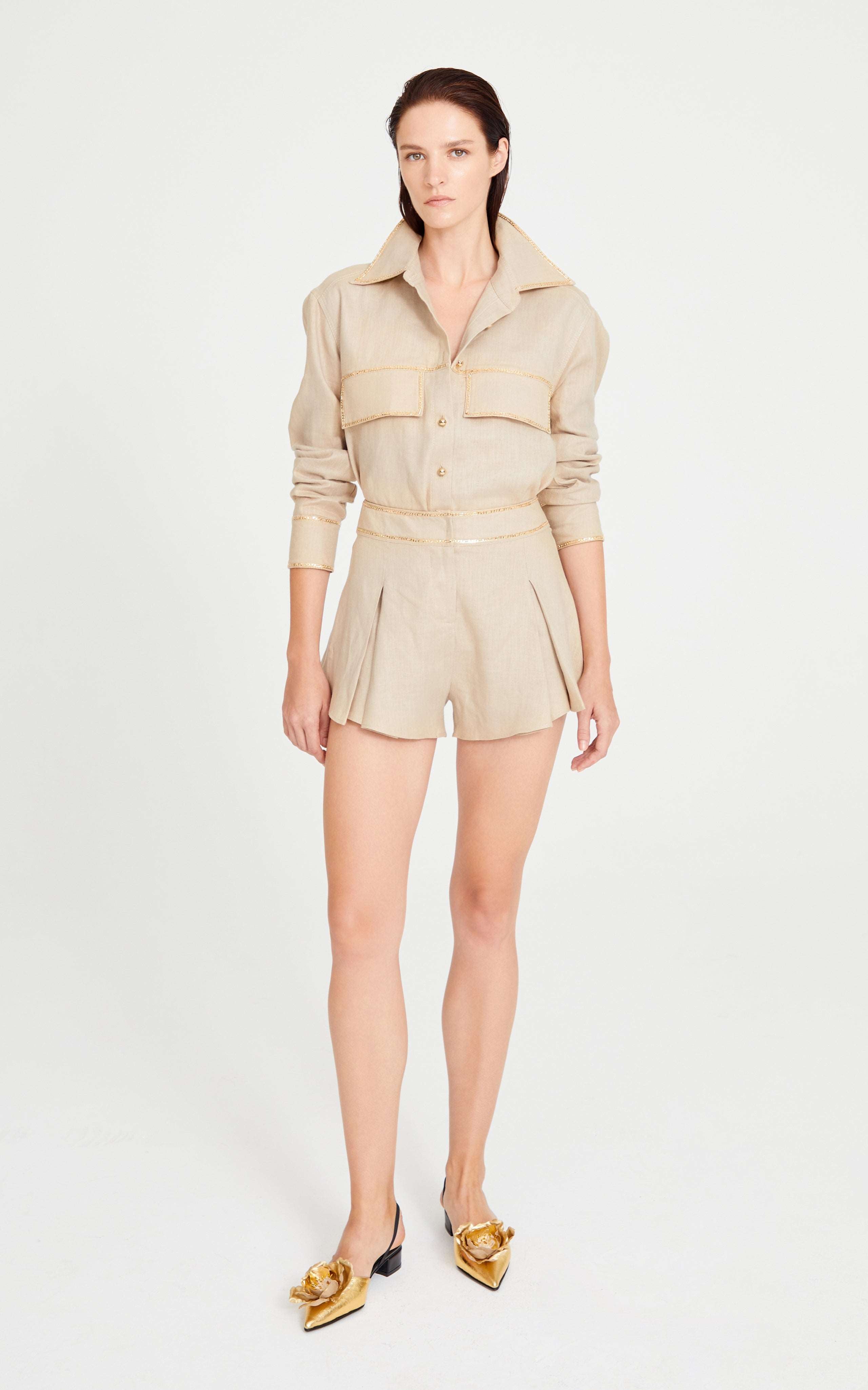 Beige Linen Shorts With Pleat And Gold Chain Details With Chain